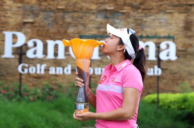 6th SINGHA-SAT THAI LPGA CHAMPIONSHIP 2020 Date : 17 – 19 September 2020″โปรจีน” อาฒยา ฐิติกุล สวิงสาวราชบุรี หยิบถ้วยแชมป์ไทยแอลพีจีเอ รายการที่ 2 ให้ตัวเองสำเร็จ หลังแซงคว้าแชมป์ในรอบสุดท้าย